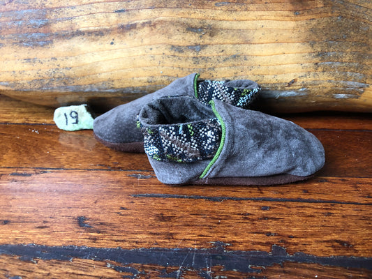 Size 19 Baby Elf Slippers - Grey with Green