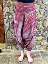 Load image into Gallery viewer, Hill-tribe Baggy Pants with Pockets - Mauve with Diamonds